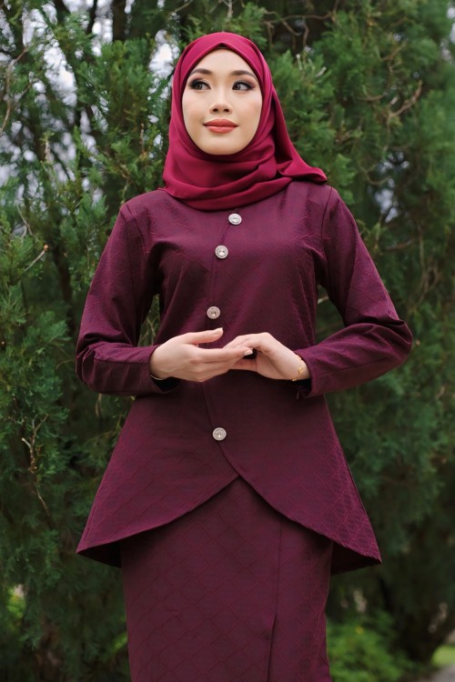 Yara Kurung in Rich Burgundy