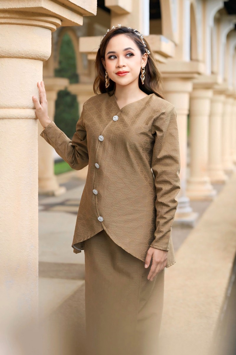 Yara Kurung in Velvet Olive