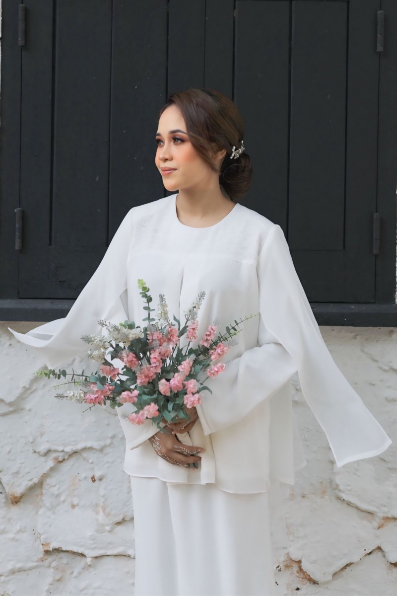 Lilly Kurung in Off White