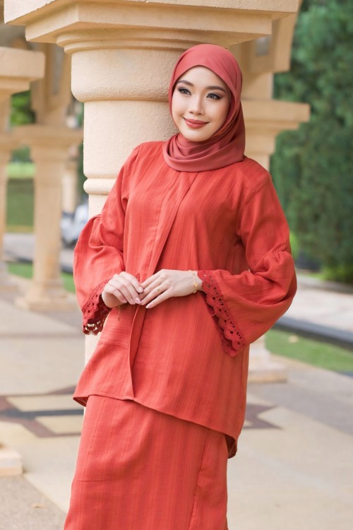 Clowy Kurung in Brick Orange