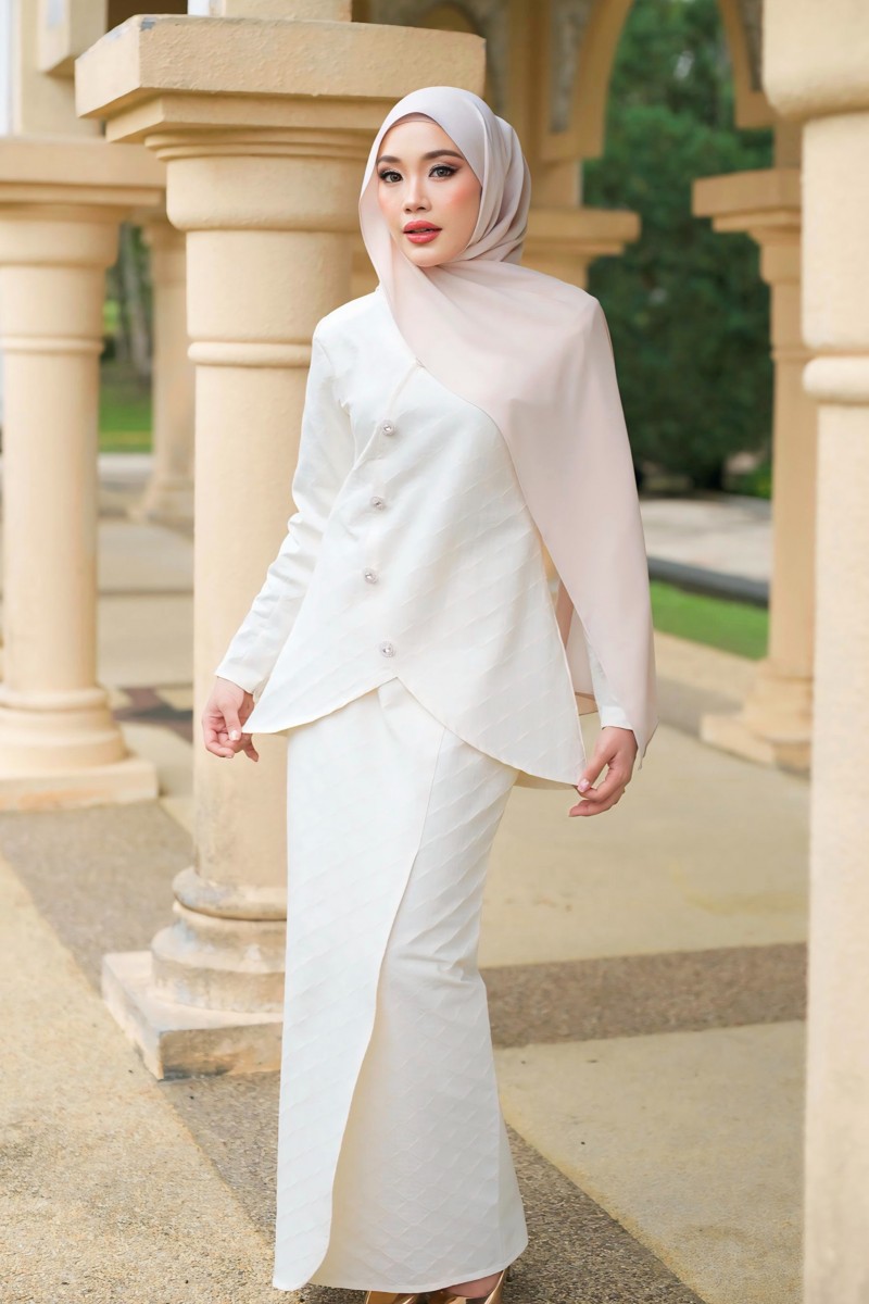 Yara Kurung in Soft Cream