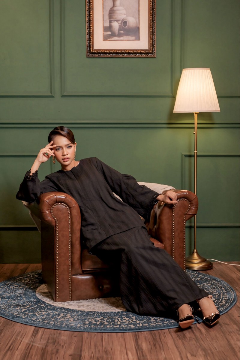 Clowy Kurung in Coal Black